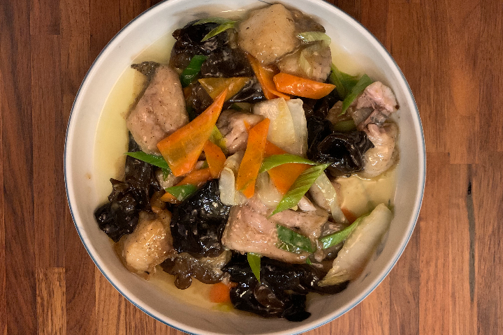 Zart gebratener Wolfsbarsch mit Black Fungus - Bund39