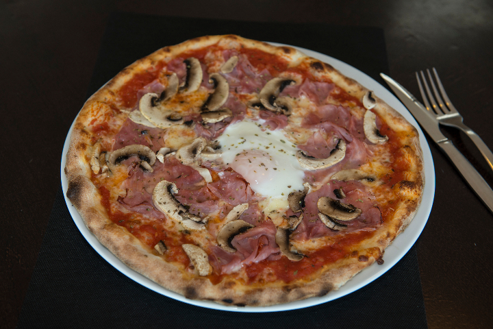 Pizza Capricieuse/Calzone - Restaurant Antes