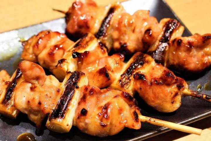 8. Brochettes de Poulet Yakitori - Sushi Kaiten
