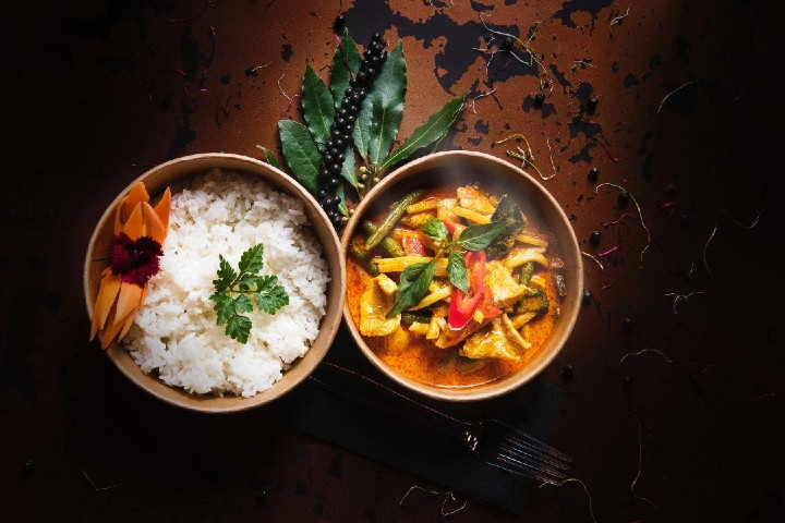 Red Curry, CH-Chicken, Jasminrice - Willow Leaf by Rossi Bar