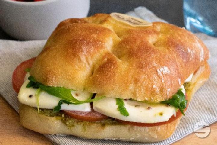 Sandwich Paillasse Caprese - Aimé Pouly - Rumine