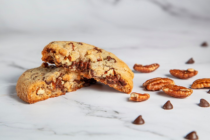 Dark Chocolate and Pecan Cookie - Aimé Pouly - Cornavin