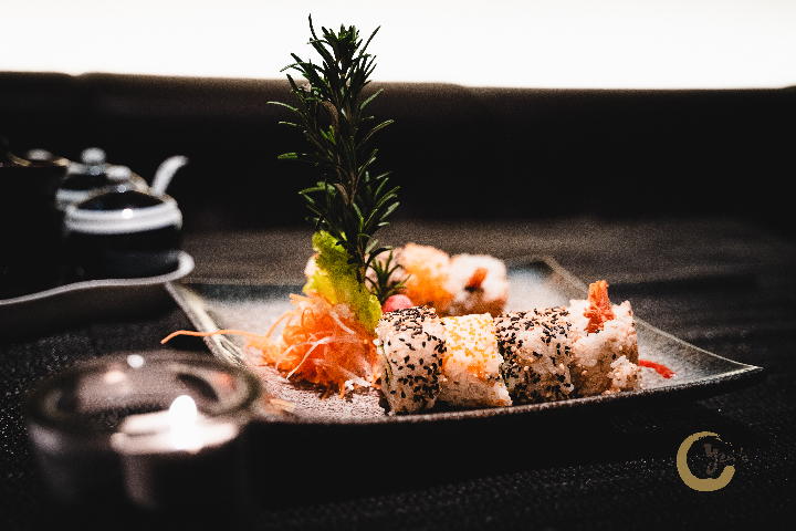 Uramaki Mix Roll - Yen's Sushi & Asian Cuisine