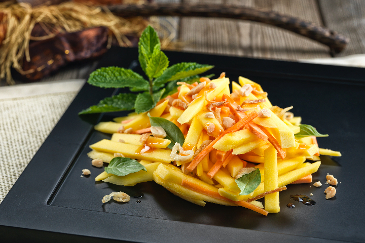 GỎI XOÀI CHAY - Nón Lá