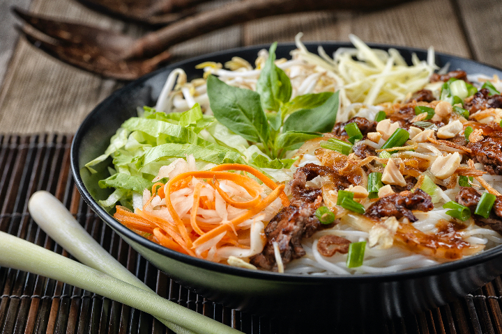 BÚN BÒ XÀO - Nón Lá