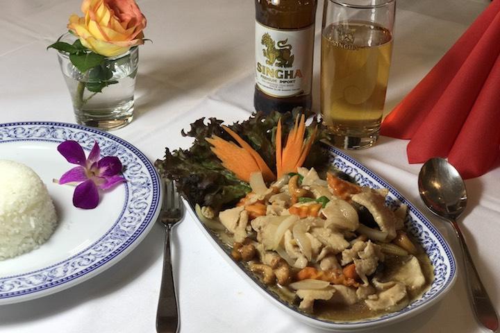 Phad Gai Med Mamuang Himmaphan - Siam Square