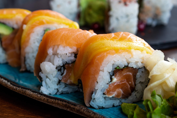 Rainbow Roll Salmon & Mango 8pcs - Be Heroes Albisriederplatz
