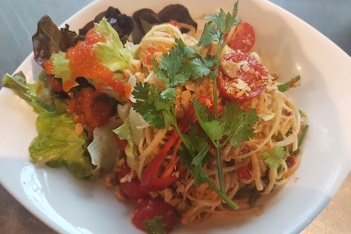 Vega papaya salad - Be Heroes Albisriederplatz