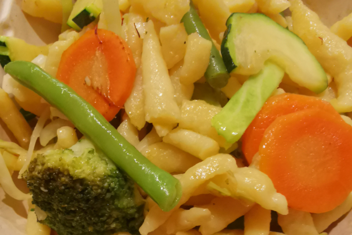 Spätzle mit Bio-Gemüse - Erwins Imbiss Stube