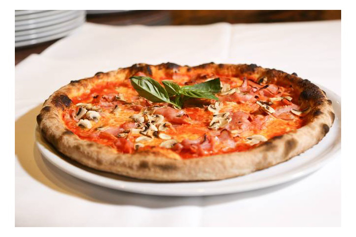 Pizza Prosciutto und funghi - Sabor Restaurant