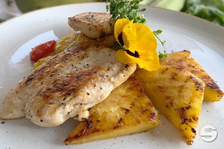 Pouletbrust mit Grillananas und Reis - Sabor Restaurant