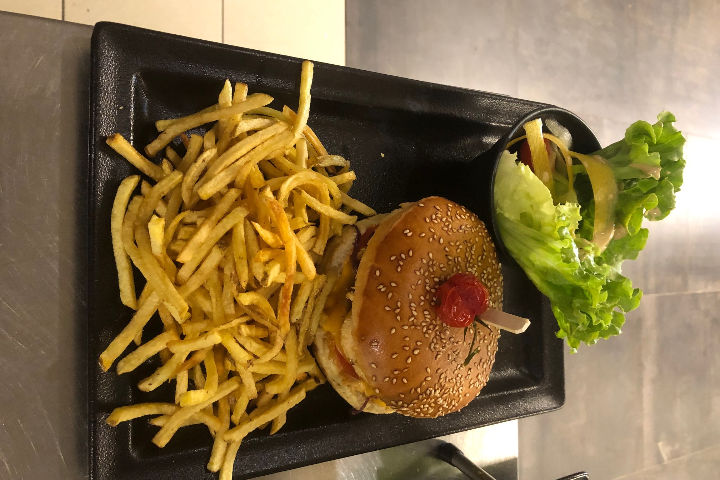 burger Saumon+ frites fraiches maison - Très Alp'ain Le Restaurant
