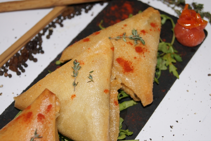Puff Pastries Filled with Minced Meat, Crunchy Flavor - La Victoire 31
