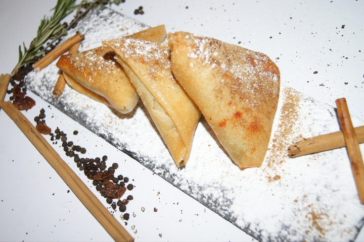 Puff Pastries Filled with Chicken - La Victoire 31