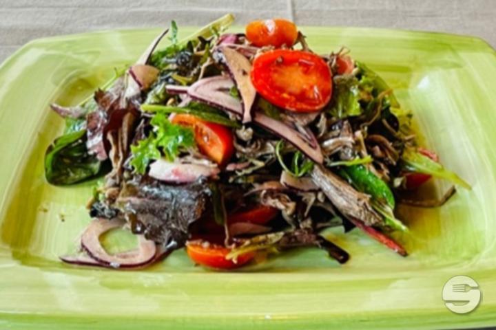 Salade de Bœuf tomates ceries et oignons rouge de Tropea vinagrette à la mutarde - Il Mirtillo