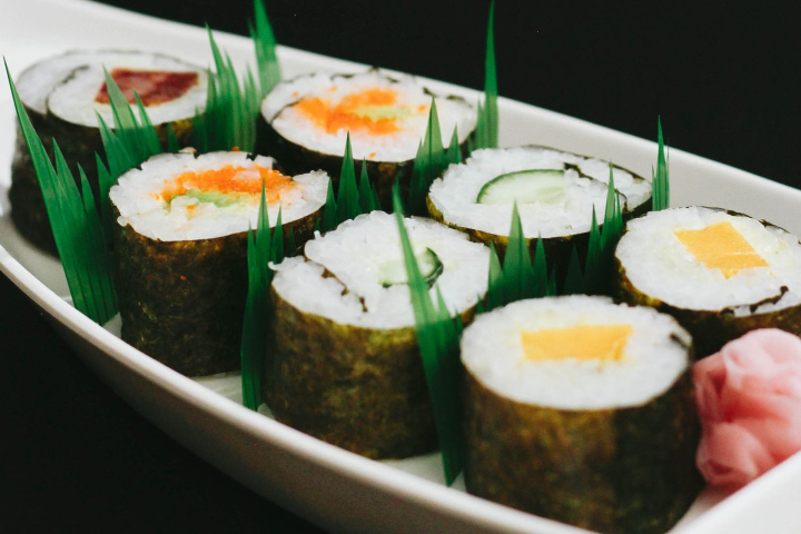Rainbow Salmon Uramaki (4 pieces) - GiGi Sushi Bar