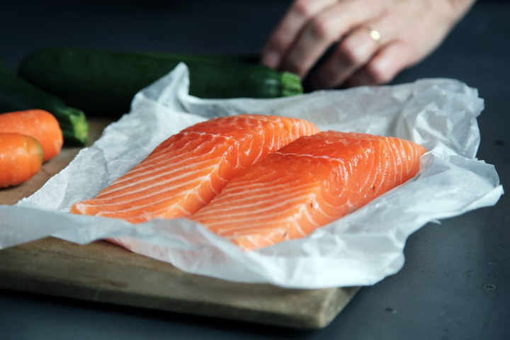Salmon Sashimi (2 pieces) - GiGi Sushi Bar