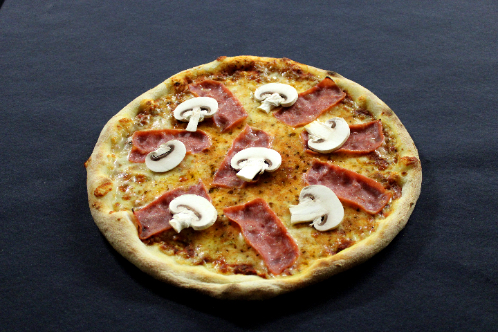 7. PIZZA PROSCIUTTO E FUNGHI - Janni Pizzakurier & Take Away