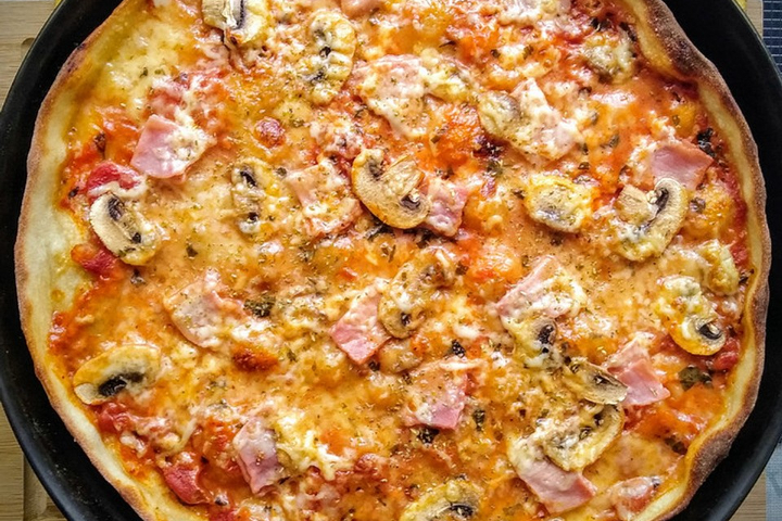 Pizza Prosciutto e Funghi - Amore Pizzeria