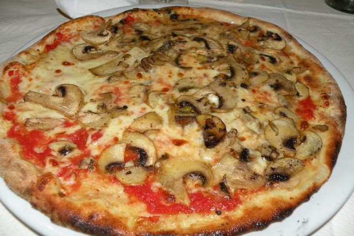 Pizza Funghi - Amore Pizzeria