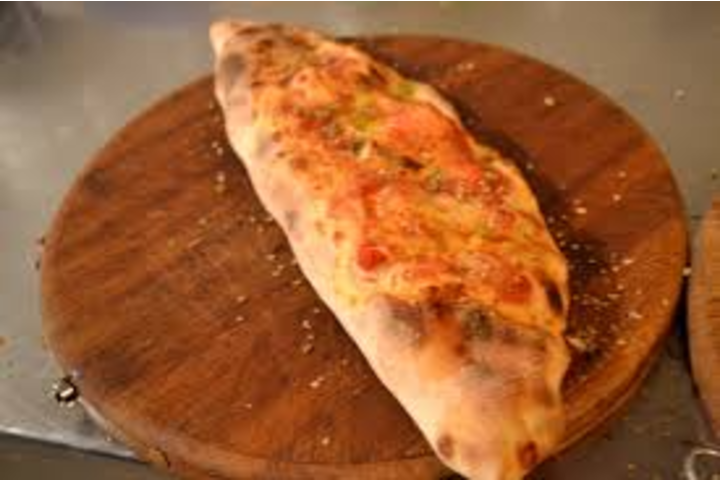 Pizza Calzone Spinat - Amore Pizzeria