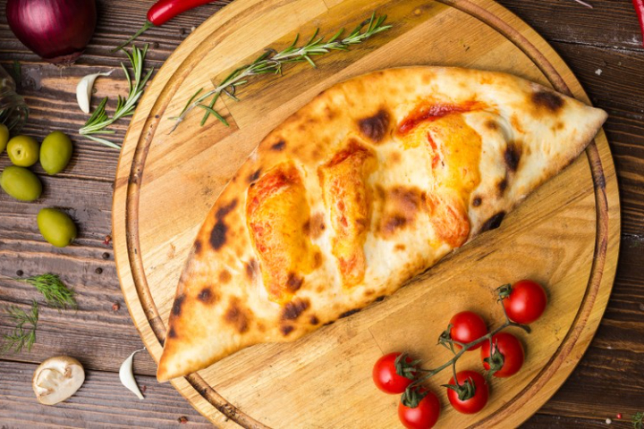 Pizza Calzone(zugedeckt) - Amore Pizzeria