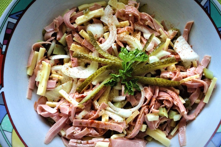 Wurst-Käsesalat - Amore Pizzeria