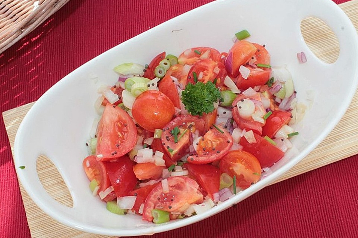 Salat mit Tomaten und Zwiebeln - Amore Pizzeria