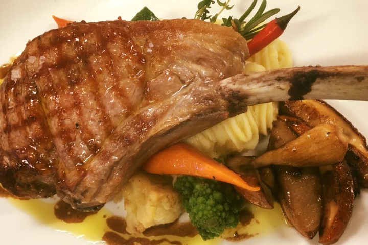 Scaloppina di vitello al limone con tagliatelle fresche - Restaurant Gotthardhof