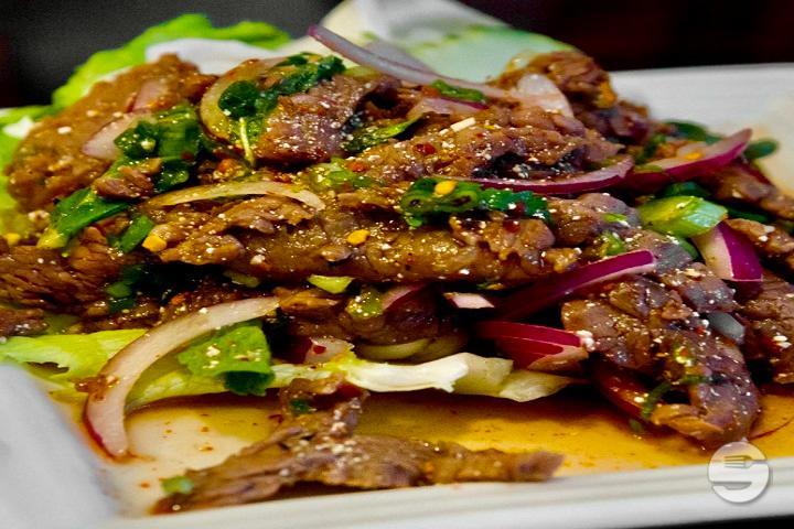 8150 Nür Nam Tok - Waterfall Beef (Northeast Thailand Style) main meal - Benjarong Thaï Restaurant