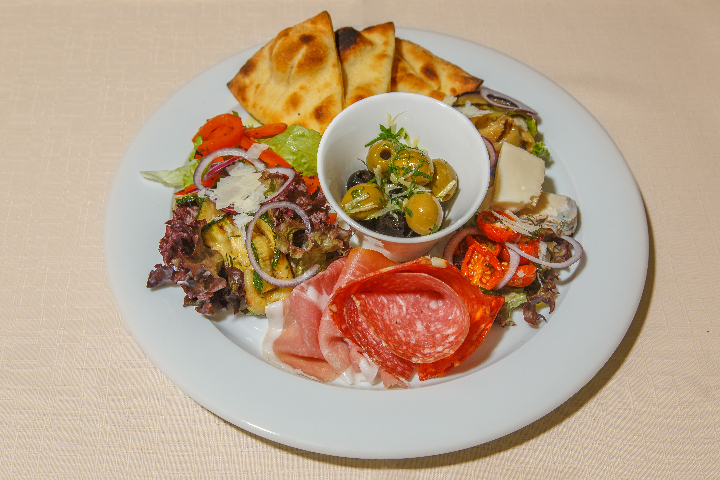 hausgemachter Antipasti-Teller - BARACOA Bar - Restaurant - Lounge