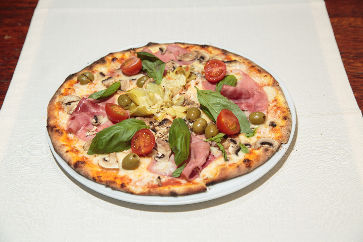 PIZZA QUATTRO STAGIONI - BARACOA Bar - Restaurant - Lounge