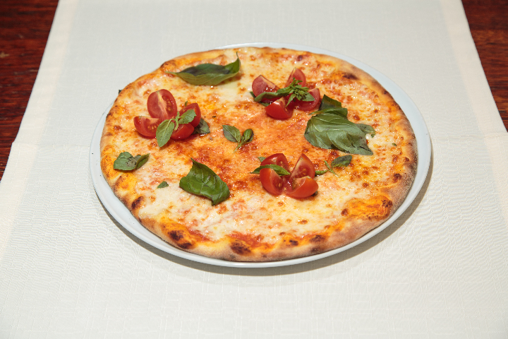 PIZZA MARGHERITA - BARACOA Bar - Restaurant - Lounge