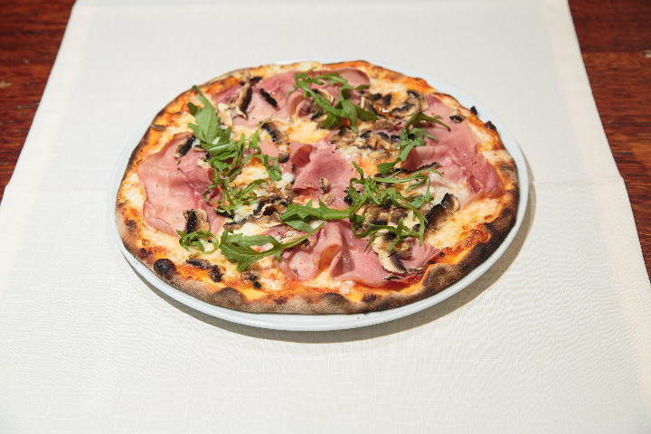 PIZZA FUNGHI PROSCIUTTO - BARACOA Bar - Restaurant - Lounge