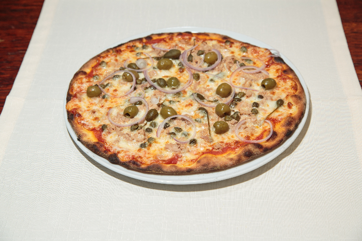 PIZZA TONNO E CIPOLLA - BARACOA Bar - Restaurant - Lounge