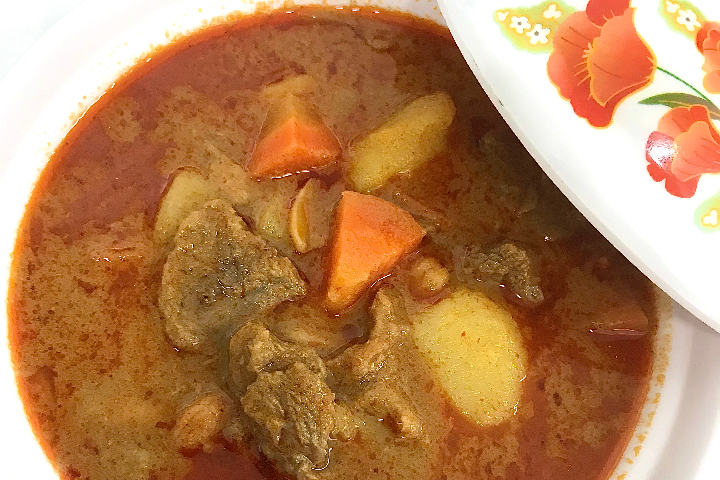 Massaman Curry mit Rind (Rindfleisch von METZGEREI ROGENMOSER) - Asian Fusion Baar Take Away