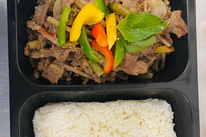 Pad Krapao mit Rind (Fleisch von Metzgerei Rogenmoser) - Asian Fusion Baar Take Away