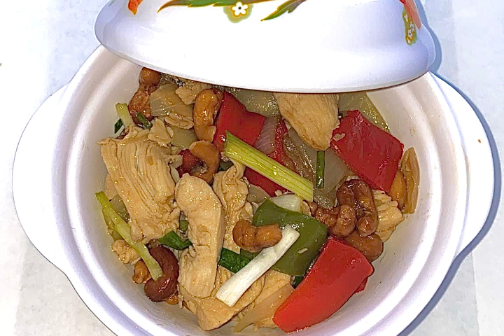 Pad Med Mamuang (Poulet gebraten mit Cashew) - Asian Fusion Baar Take Away