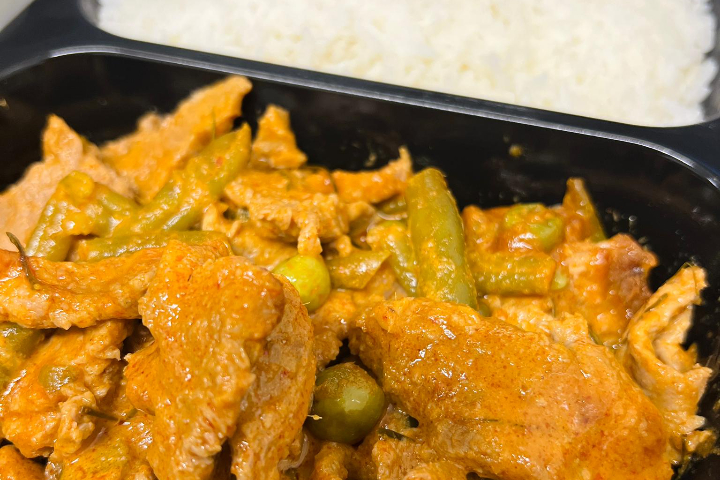 Pad Prik Poulet (gebratene Curry Paste) - Asian Fusion Baar Take Away