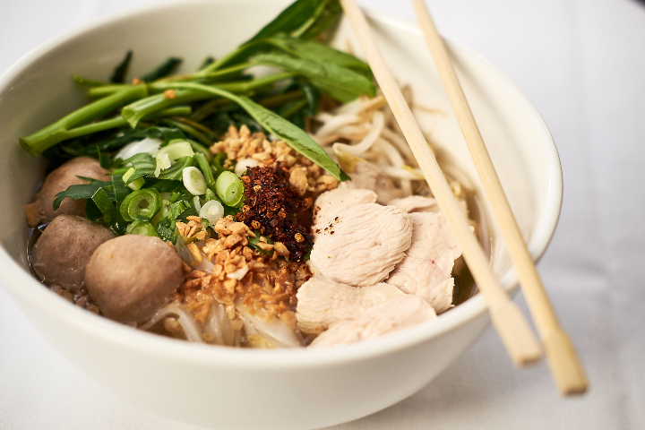 Thai Nudelsuppe mit Rindfleisch und Thaigemüse - Asian Fusion Baar Take Away