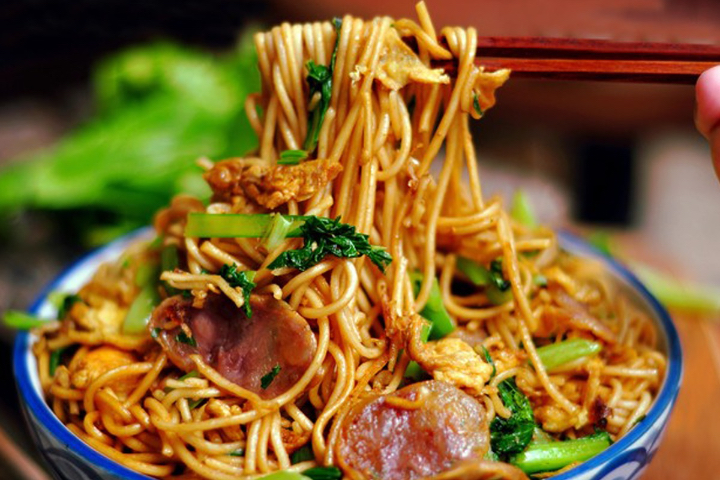 Fried noodles and vegetables - Yakmomo Restaurant