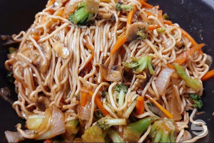 104. Fried Noodles with Vegetables - Mont Blanc 7 Restaurant chinois 鸿运餐厅