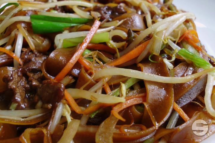 105. Fried Rice Noodles with Beef - Mont Blanc 7 Restaurant chinois 鸿运餐厅