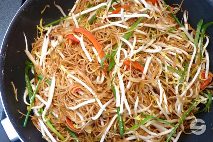 110. Nouilles de riz sautées aux pousses de soja - Mont Blanc 7 Restaurant chinois 鸿运餐厅