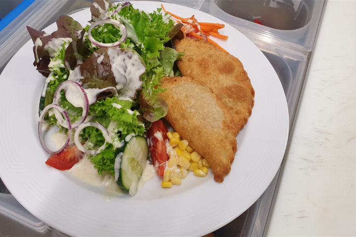 Deep fried beef momo with salad - Momokitchen
