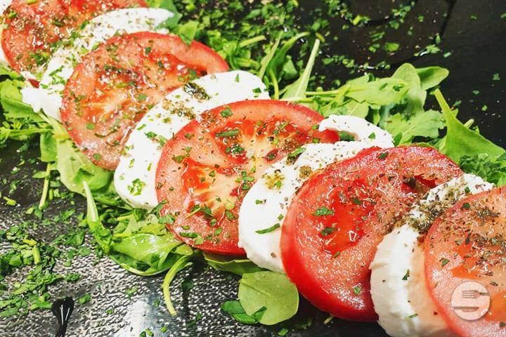 Insalata Caprese - Exclusive Ristorante Pizzeria