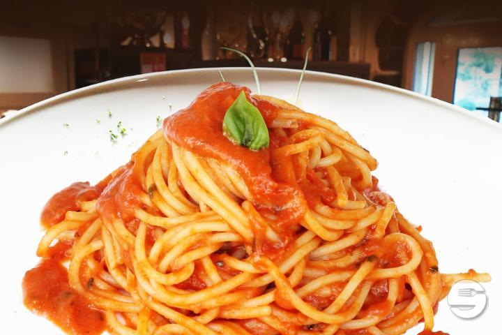 Spaghetti with Tomato Sauce - Exclusive Ristorante Pizzeria