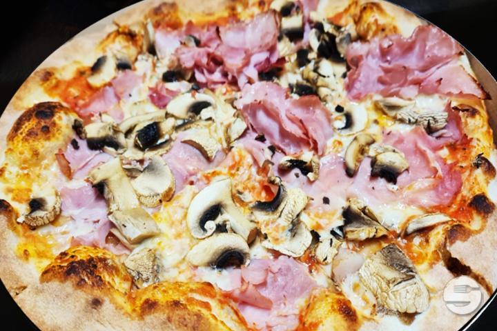 Proschiutto e Funghi - Exclusive Ristorante Pizzeria