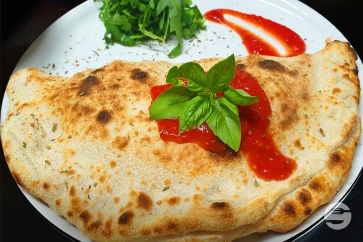Calzone - Exclusive Ristorante Pizzeria