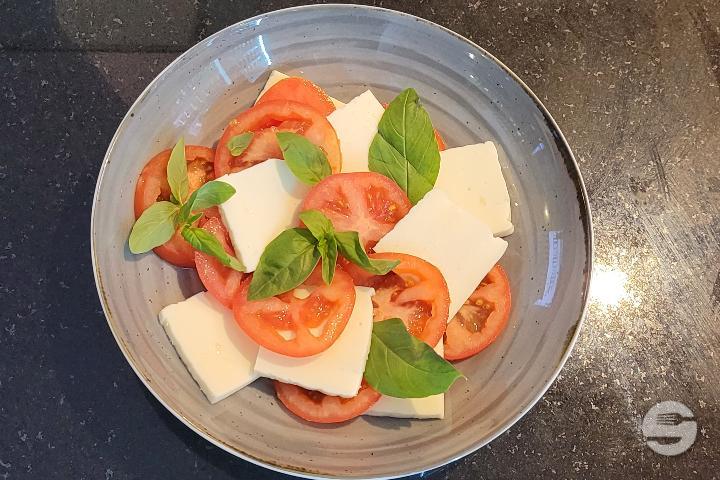 Caprese Salad - Gimis Pizza & Panini